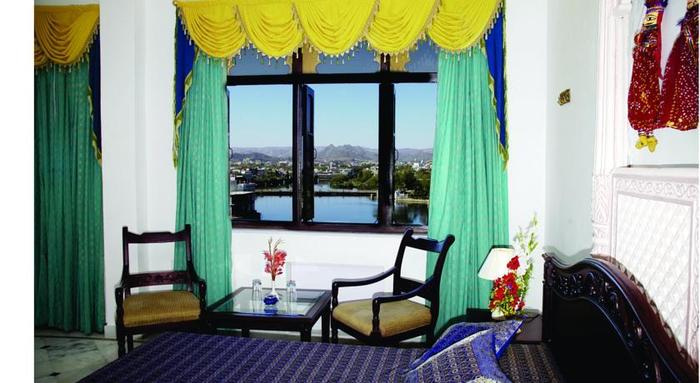 Hotel Hill Lake